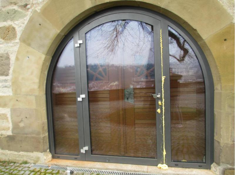 Die Türen am Haller Neubau wurden mit Bauschaum beschädigt. 