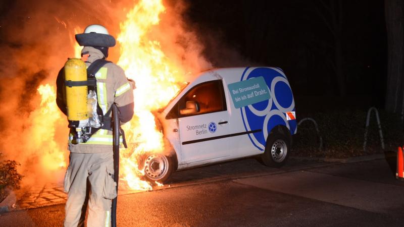  In der Lohmühlenstraße musste in der Nacht ein brennendes Fahrzeug gelöscht werden 