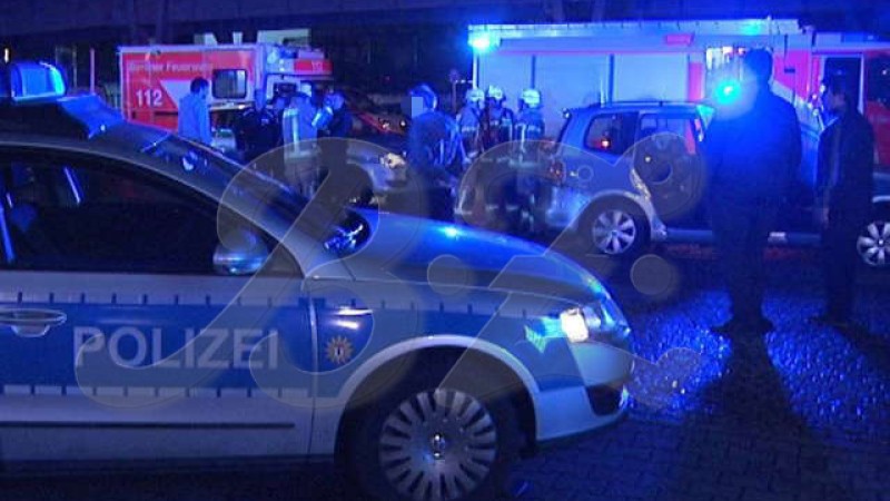 Einsatzfahrzeuge am Tatort in der Nähe eines Autohauses in der Mariannenstraße