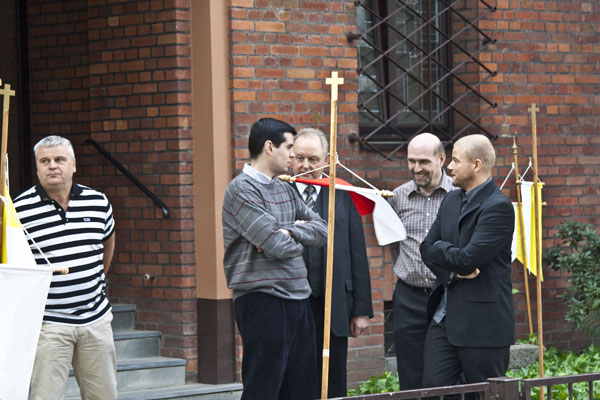 "Saalschutz" der "Piusbruderschaft" vor der Kirche in der Steinmetzstraße.