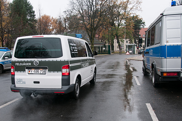 Feldjäger beobachten DemonstrantInnen