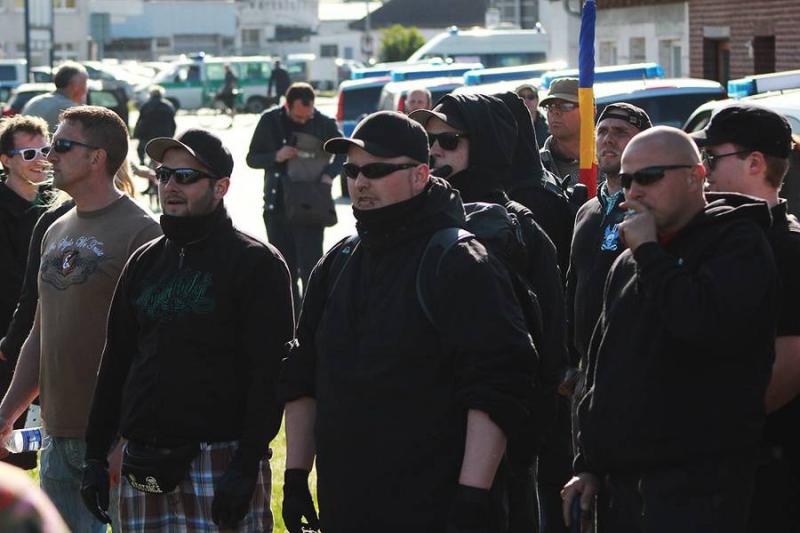 Gewaltbereite Neonazis auf einer Demonstration am 1. Mai 2014 in Rostock (Foto: Oliver Cruzcampo, Archiv)