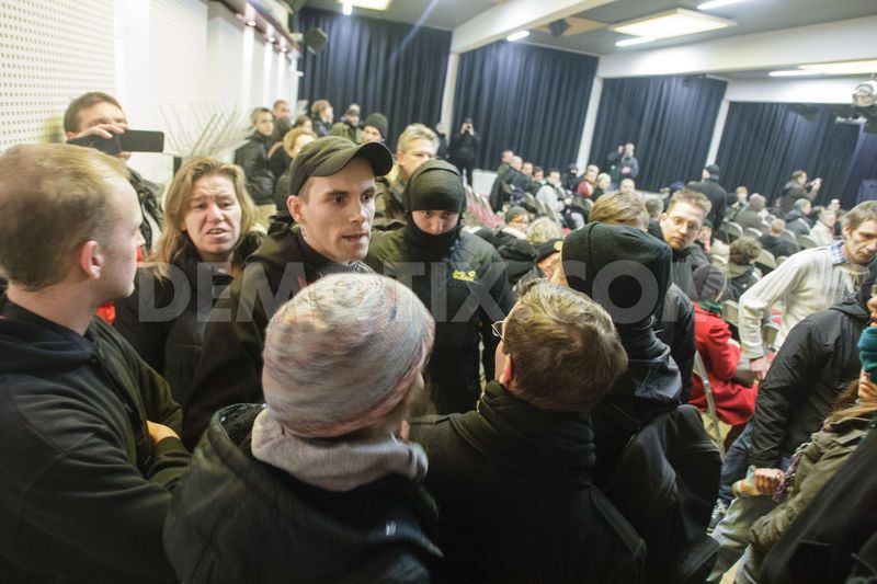 Turau beim Ord­ner­dienst für die NPD in Gro­pi­us­stadt, 16. Februar 2013