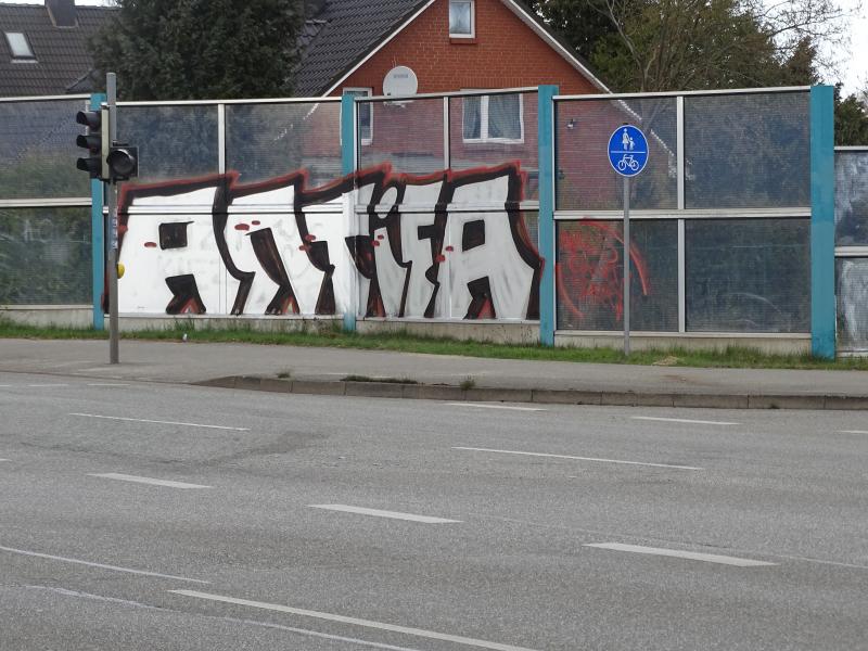 antifa-bombing über nazi-tags