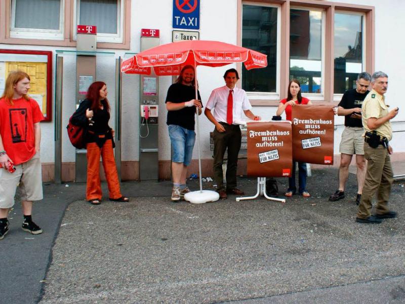 Protest gegen die Aktion der Neonazis auf dem Emmendinger Bahnhofsvorplatz.