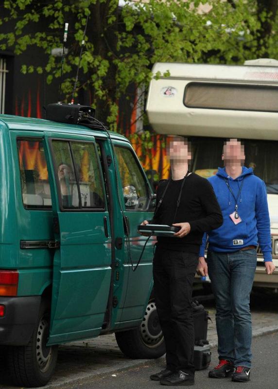 Vermeintliche Spezialkräfte beim Bedienen einer Drohne