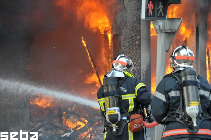 Die Feuerwehr rückte etwa mit einer halben Stunde Verspätung an. Sie hatte sichtlich Mühe die Flammen zu löschen.