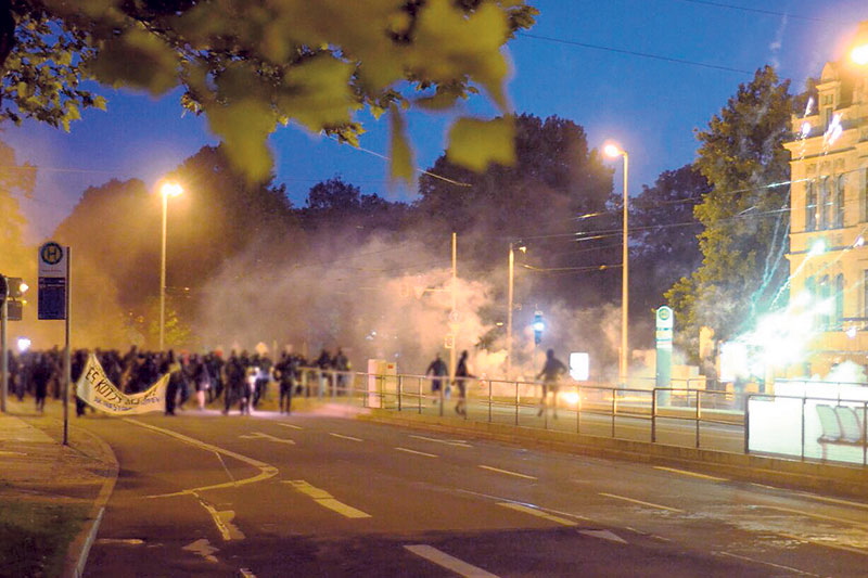 Eines der Fotos, die im Internet auftauchten, zeigt, wie die Vermummten randalierend und brandschatzend auf den Ring aufmarschieren.