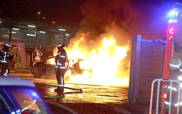 Unbekannte verübten in der Nacht einen Brandanschlag auf Fahrzeuge.