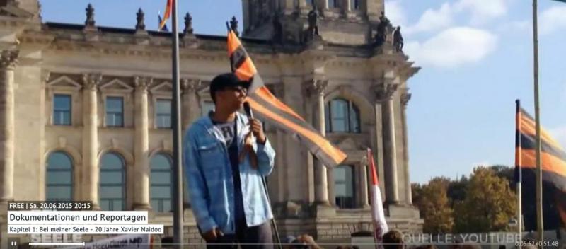 YouTube-Screenshot einer "Vox Now"-Sendung, die Xavier Naidoo auf der "Reichsbürger_innen"-Demonstration am 03. Oktober 2014 zeig.