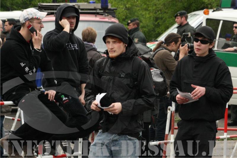 01.05.2010 in Berlin: „Unserem Volk eine Zukunft! [...] Nationaler Sozialismus – jetzt!“ (1/2)