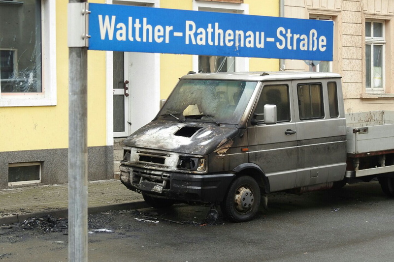 Ein Transporter brannte ebenfalls aus. 