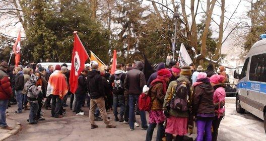 Trotz klirrender Kälte protestierten etwa 100 Teilnehmer friedlich gegen die Tagung der Deutschen Burschenschaft auf dem Haus der Normannia. Fotos: Reinhard Lask