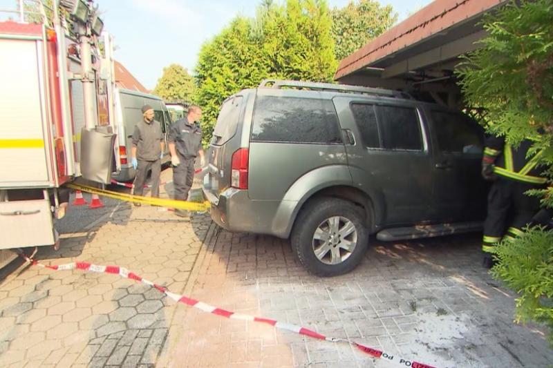 Die Täter zündeten die im Carport abgestellten Autos in der Nacht zu Freitag an