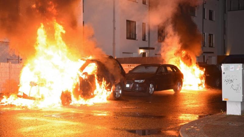 Die Fahrzeuge in Prenzlauer Berg brennen lichterloh Foto: spreepicture