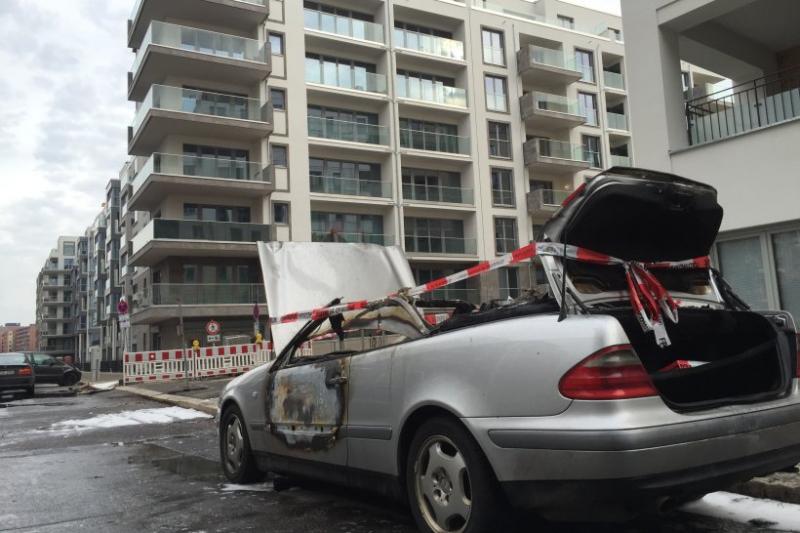  Gleisdreieck - Unbekannte demolieren Autos und Geschäfte