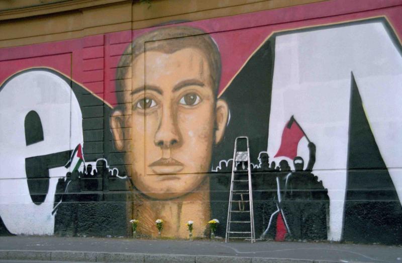 via Bramante, Milano 2001,  Carlo Giuliani Graffiti, (Foto: Azzoncao)