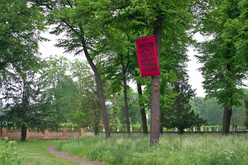 Das Transparent mit der Aufschrift "Martin Luther -> Sexist, Antisemit, Tyrannenfreund"