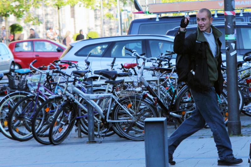 Deutsche Pöbler*innen am Straßenrand 2