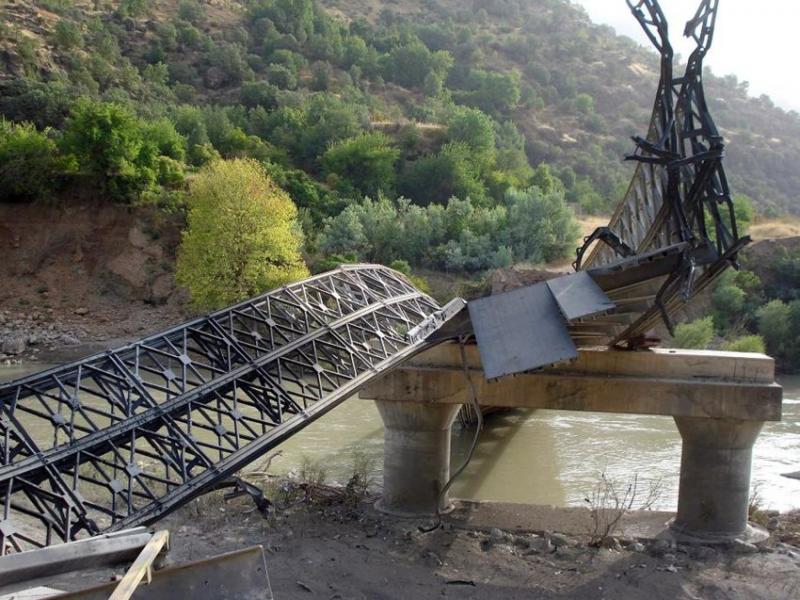 Bei einem türkischen Luftangriff zerstörte Brücke in der Provinz Dahuk: Die USA haben die Türkei bisher intensiv mit Drohnen-Luftbildern versorgt. Doch das könnte mit dem Abzug der US-Truppen aus dem Irak in diesem Jahr zu Ende gehen