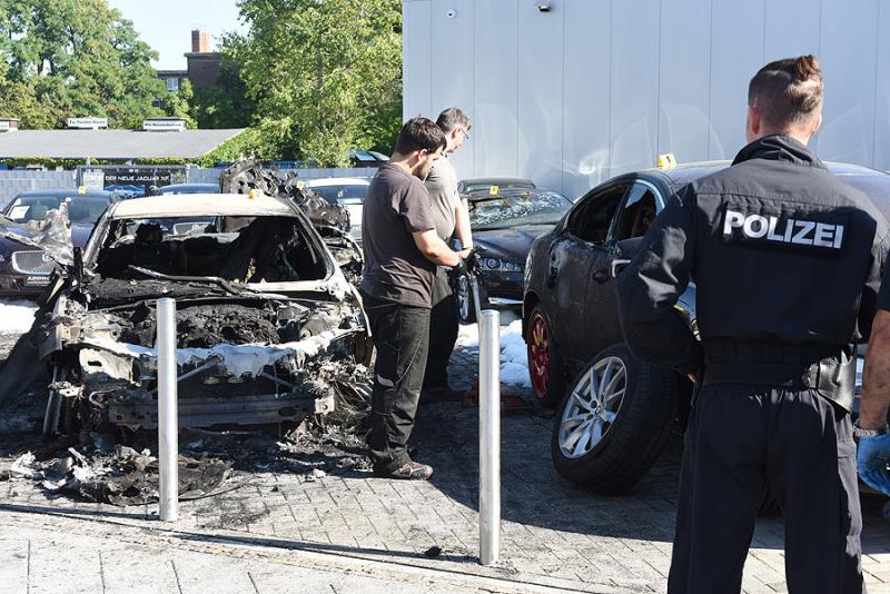 Insgesamt sieben Fahrzeuge sind bei der Brandstiftung in einem Leipziger Jaguar-Autohaus beschädigt worden.