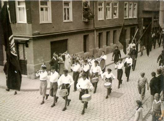 Mössinger Trommler und Pfeifer 1932 bei einer Demonstration in Tübingen. Fotosammlung Museum Mössingen