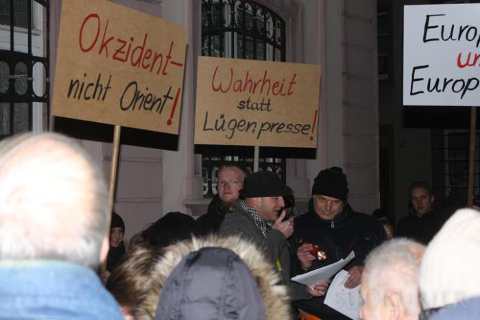 12.01.2015: Ralph Kästner bei SBH-gida (Mitte Hinten mit Schild)