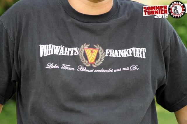 Liebe, Treue, Heimat verbindet uns mit Dir – Mannschaftsshirts der FCV-Hools beim Sommerturnier von Inferno Cottbus. (Faksimile von der facebook-Seite von Inferno Cottbus)