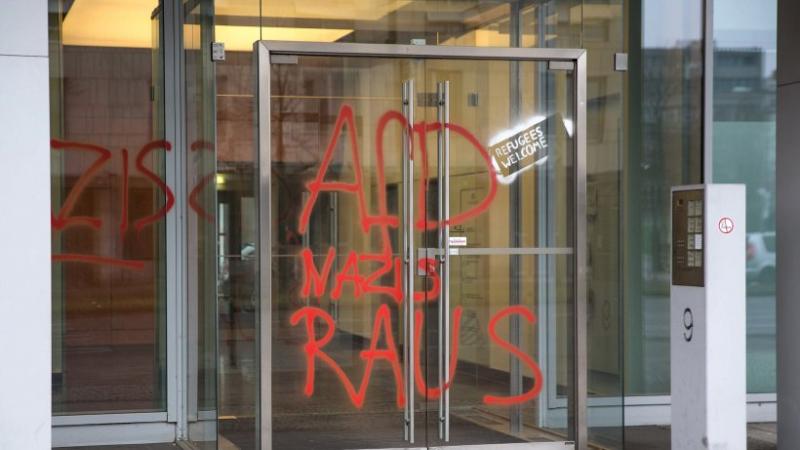 Unbekannte haben das Bürogebäude mit Anti-AfD-Parolen besprüht   Foto: Bjoern Kietzmann