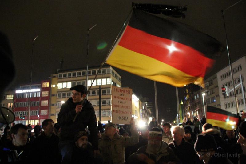 (erste Demo) Maximilian Elbin mit Megaphon zusammen mit zwei weiteren Identitären