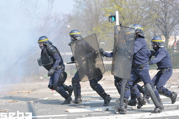 Die Polizei erwidert den Angriff mit Gas- und Schockgranaten und stürmt ihrerseits vorwärts...