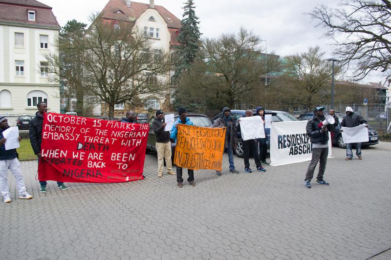 Demonstraten vor dem Polizeirevier mit Bannern und Megafon (1)