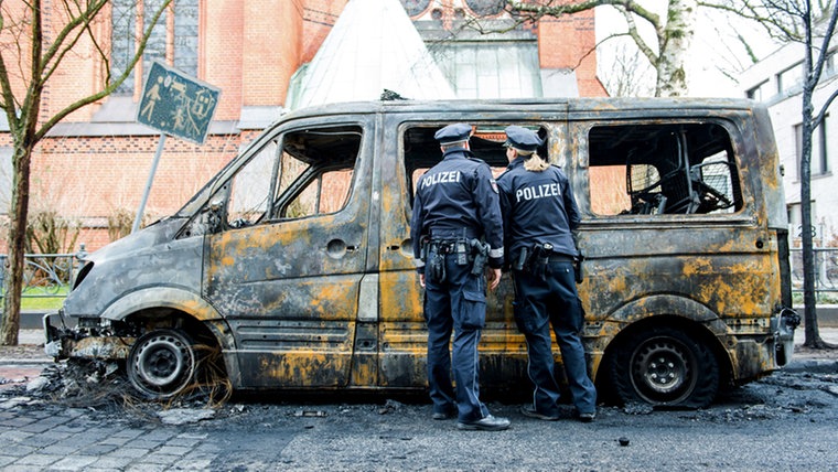 In Hamburg-Altona geht in der Nacht zu Freitag ein Kleinbus der Polizei in Flammen auf. Der Wagen gehört zu jenen Fahrzeugen, die zum Schutz von Hamburgs Bürgermeister Olaf Scholz (SPD) bereitstehen.