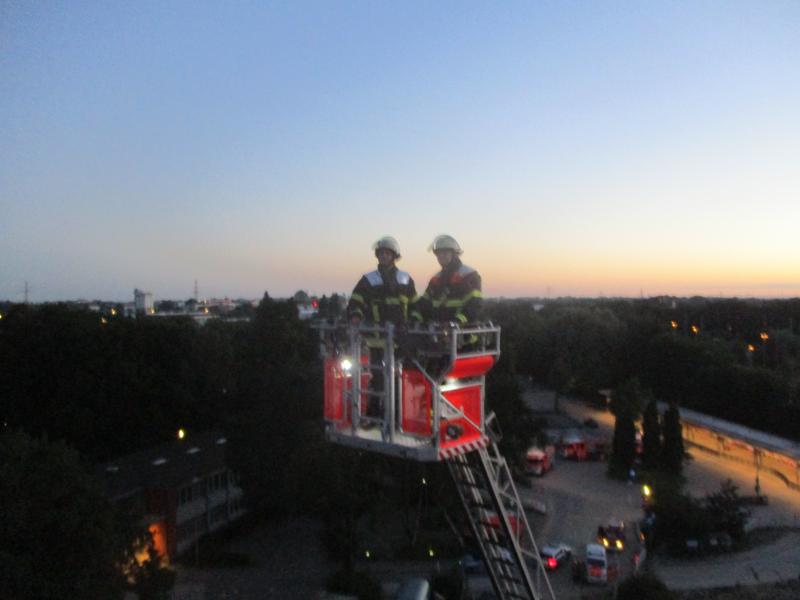 Die Hamburger Feuerwehr räumte mit einem Kranwagen indem die Aktivist_innen an der Hebebühne gesichert und dann aus dem Seil ausgehängt wurden. Der erste Kranwagen war jedoch zu klein.