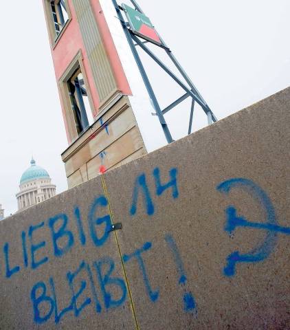 Parolen an der Stadtschlossbaustelle