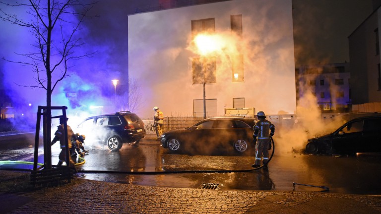 Die Feuerwehr löschte insgesamt drei Autos (Foto: spreepicture)