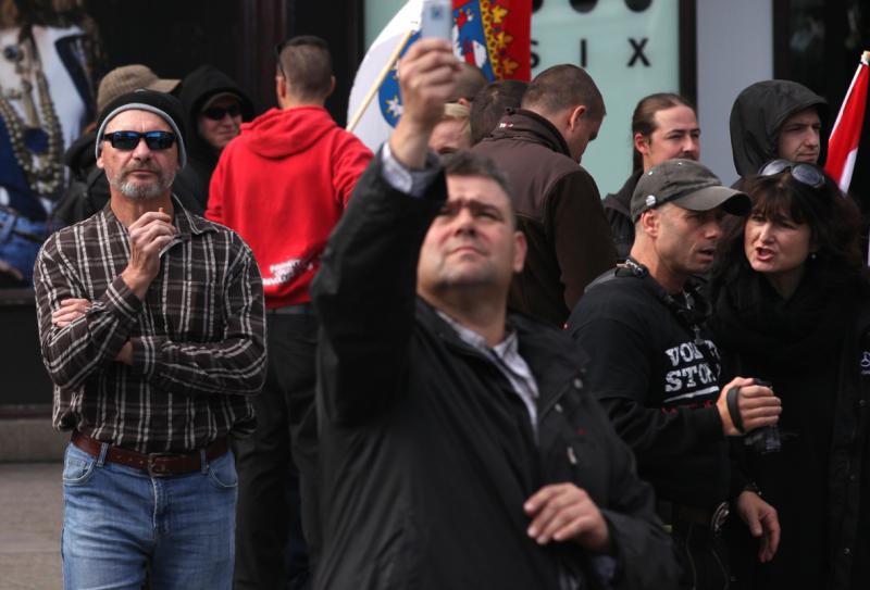 Versuch eines Nazi-Aufmarsches am 3. Oktober 2012 in Heidelberg - links: Reinhard Schätz (raucht)