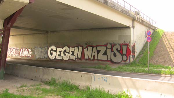 an der Unterführung der Autobahnbrücke