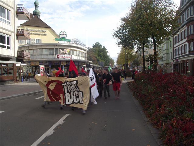 ... die Spontandemo nimmt sich die Hauptverkehrsstraße, und zieht lautstark in Richtung Rathaus und Schattenwelten: "Naziläden? Dichtmachen! Schattenwelten? Dichtmachen!"