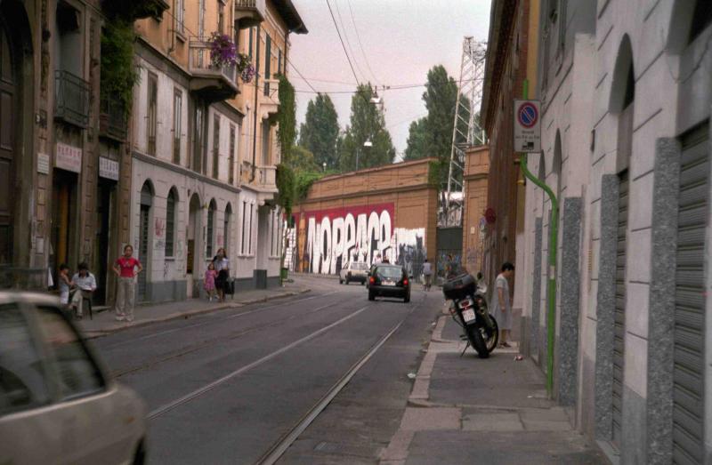 via Bramante, Milano 2001,  Carlo Giuliani Graffiti, (Foto: Azzoncao)