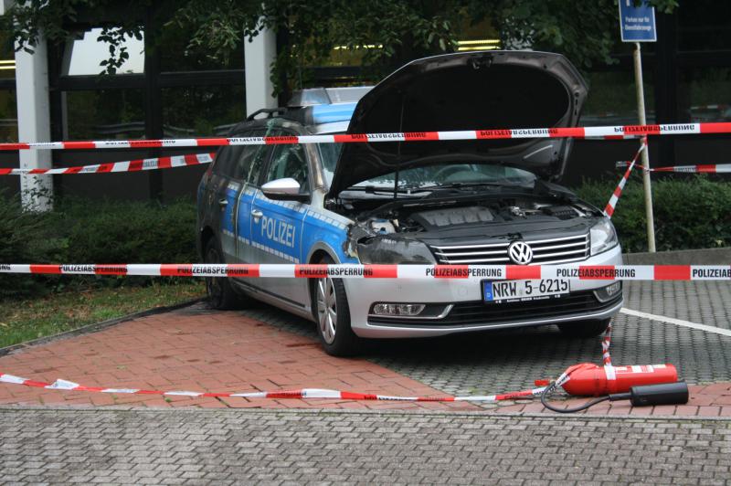 Mit Feuerlöscher versuchten die Beamten die Flammen zu ersticken. Anschließend sperrten sie den Parkplatz für die Dienstfahrzeuge ab.