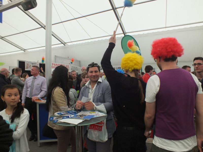 Besucher*innen lachen mit den Clowns