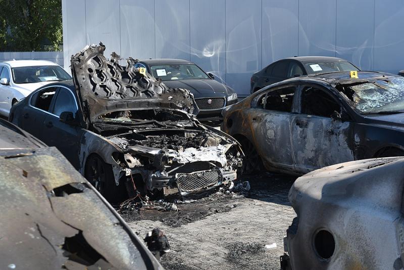 Insgesamt sieben Fahrzeuge sind bei der Brandstiftung in einem Leipziger Jaguar-Autohaus beschädigt worden.