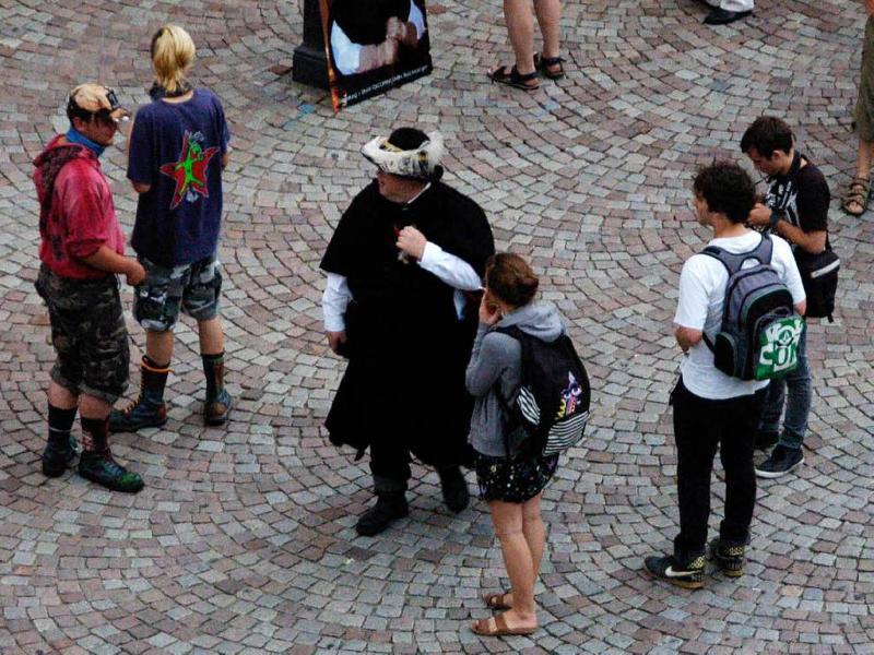 In der Runde der Gegendemonstranten auf dem Münsterplatz fand sich unversehens auch Nachtwächter Hans-Martin Vögtle.