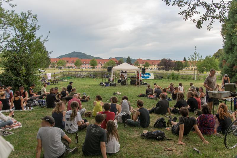 Platzbesetzung mit Konzert