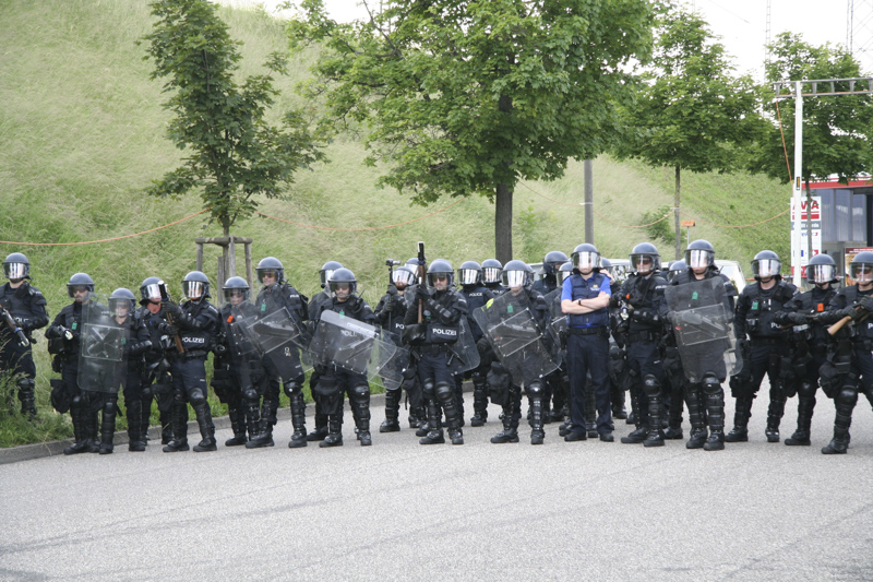 Bullen beim Abschiebegefängnis Bässlergut