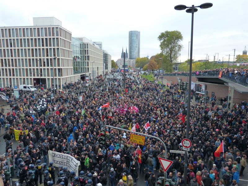 Kundgebung vor dem Deutzer Bahnhof