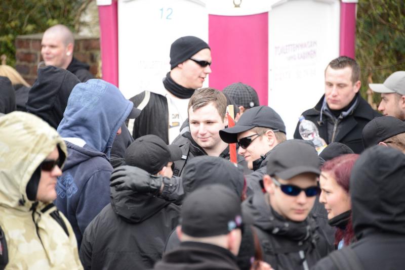 Moritz Schäfer (Hinten mit schwarzer Mütze und Sonnenbrille) Möchtegern AN Anführer aus Köln-Esch