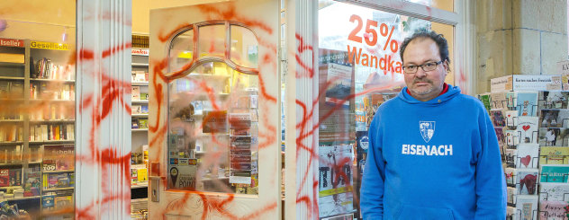 Jens Eberitzsch vor seinem Buchladen. Unbekannte haben den Eingang in der Nacht zu Sonntag besprüht, nun ermittelt die Polizei. Foto: Sascha Willms