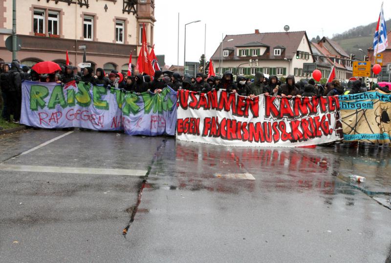 Trotz der Nässe waren Tausende unterwegs.